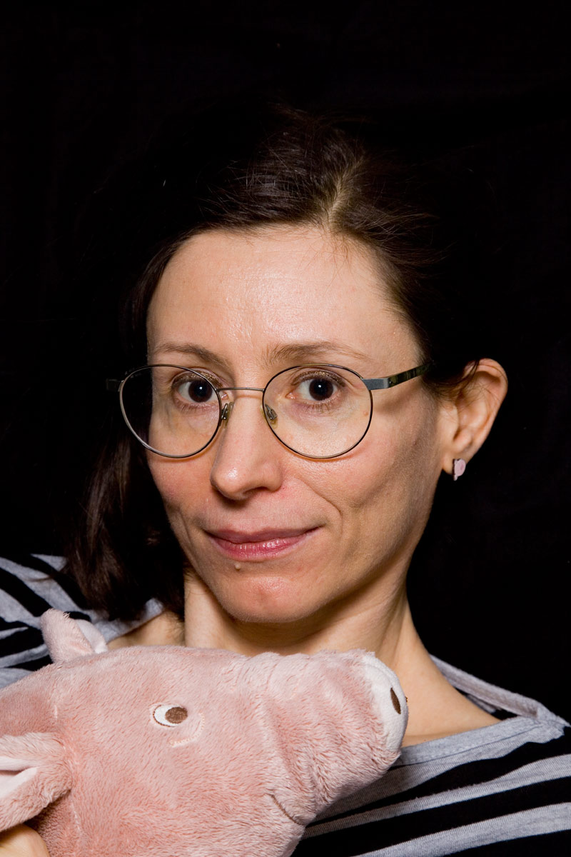 Portrait photo of Judith Schossböck with a plush pig.
